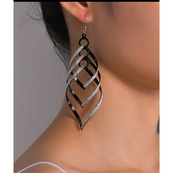 🌸3/$15🌸Long Dangling Silver and Black Spiral Intertwined Metal Earrings 3" - Picture 1 of 4